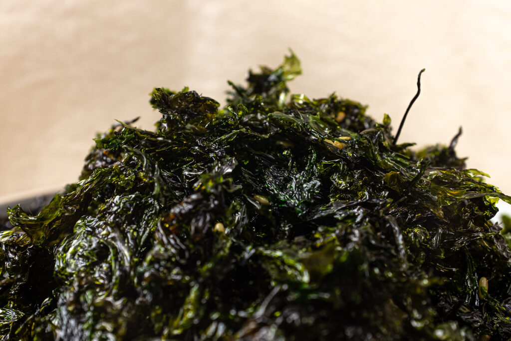 Seasoned gim Korean seaweed flakes rich in fiber antioxidants and prebiotics supporting digestive health and gut microbiome.