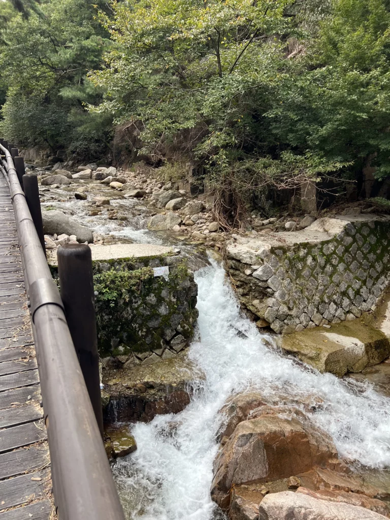 Natural mountain stream flowing through rocky terrain in Ui-dong Valley near Bukhansan Lounge cafe, showcasing the scenic creek landscape at Bukhansan National Park in Seoul.