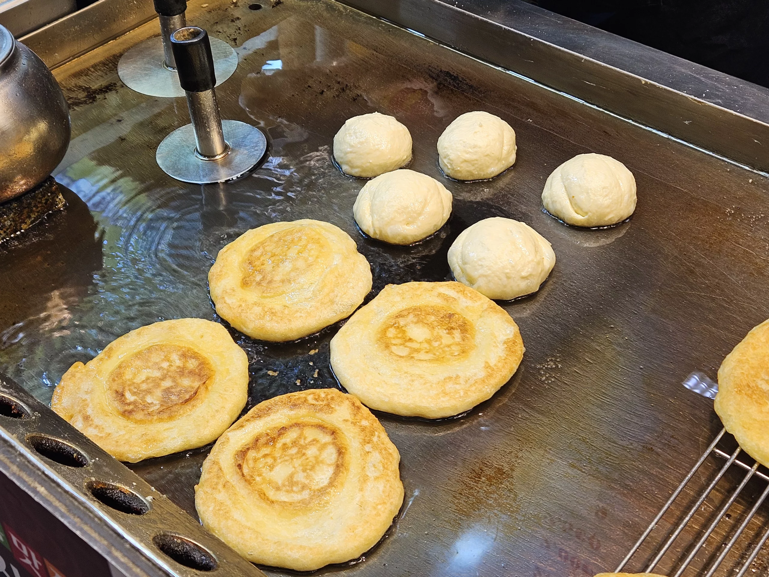 I visited a hotteok place called Moja Hotteok that BTS V once stopped by.