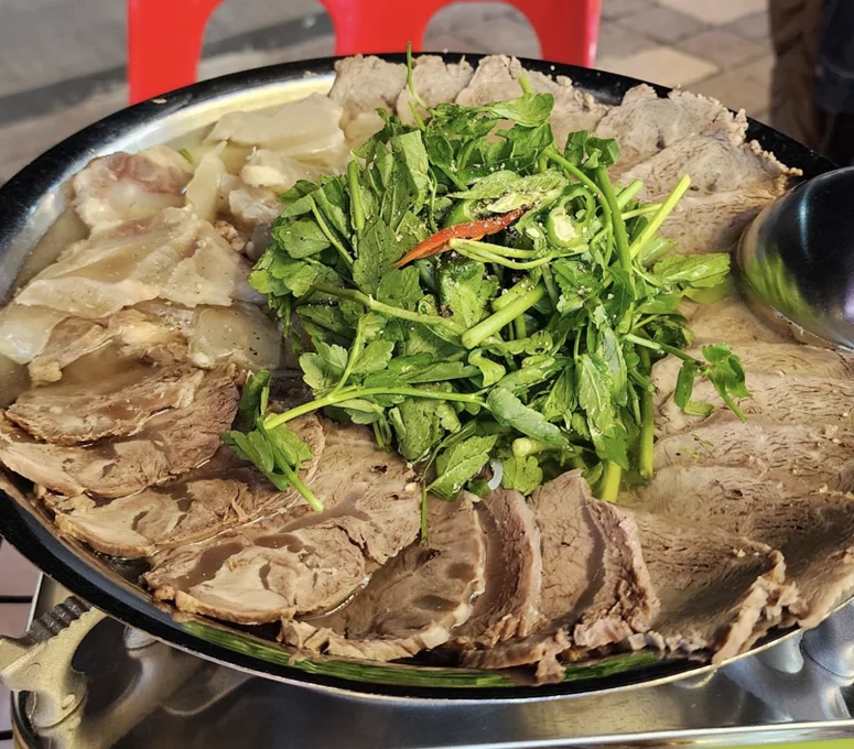 Ox knee cartilage and beef shank boiled meat hot pot