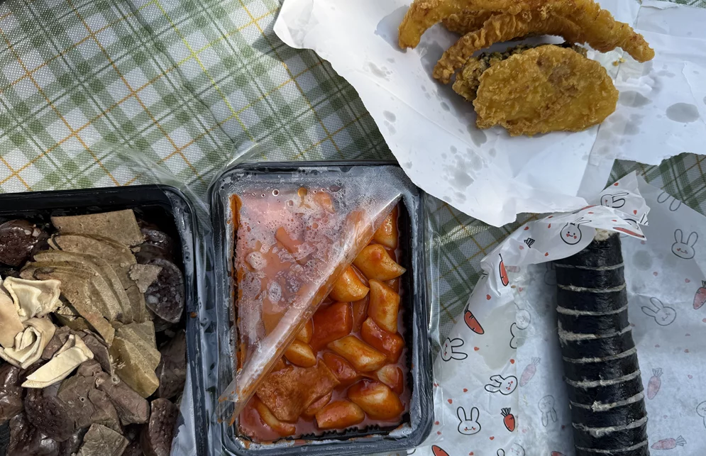 Community topic media