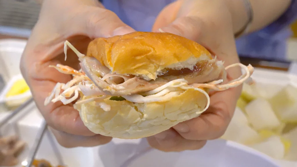 Homemade chicken sandwich made by stuffing Yeongyang Center Myeongdong tongdak meat and coleslaw into the lunch set bread roll.